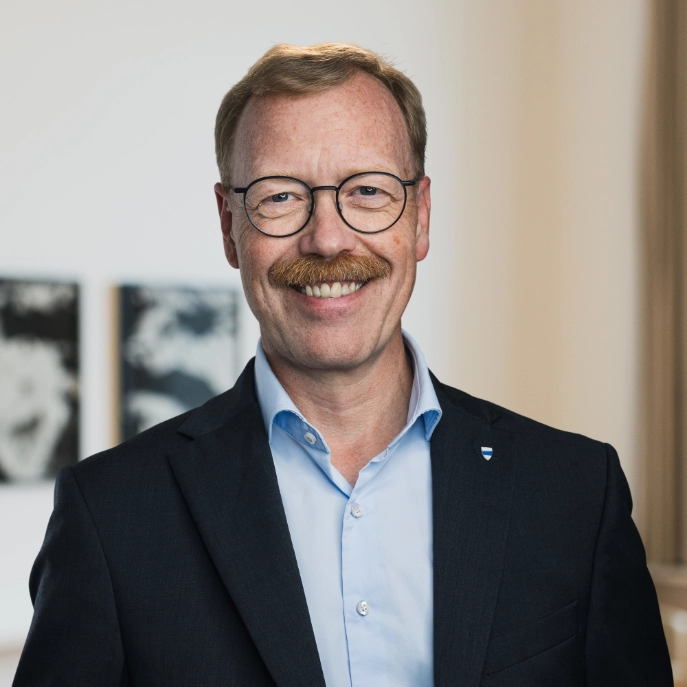 Foto 3: Andreas Hostettler, Porträt quer, im Ratszimmer