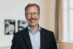 Photo 1: Portrait of Andreas Hostettler, sitting, upright portrait