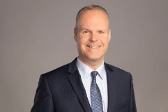 Photo 1: Portrait Stephan Schleiss with tie
