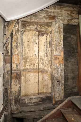 Türöffnung aus Holz vor Treppe