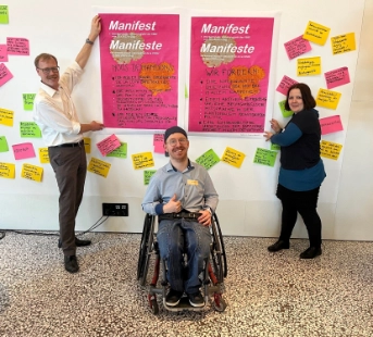 Teilnehmende der Fachtagung Beauftragte Behindertenrechte vom März 2023 mit Plakat vom Manifest 