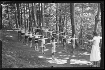 Turnen der Zürcher Kinderheilstätte Erliberg in Unterägeri, ca. 1940er-​Jahre. 