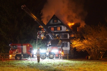 Holzhaus in Vollbrand