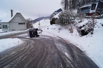 Land Rover gerät in Seitenlage