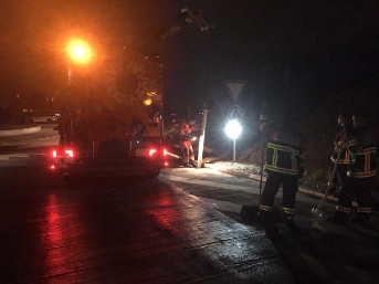 Fahrzeug hinterlässt Ölspur