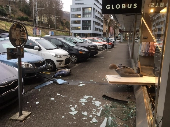 Statt im Parkfeld im Schaufenster gelandet