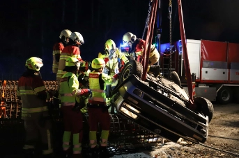 Junglenker verunfallt – Beifahrerin lebensbedrohlich verletzt