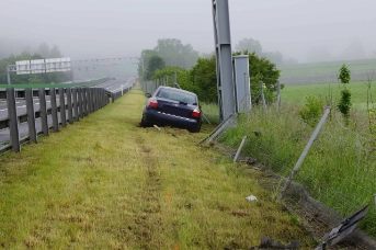 Selbstunfall endet in der Wiese
