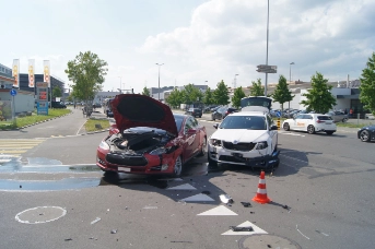 Einmal Vortritt missachtet - zwei kaputte Autos