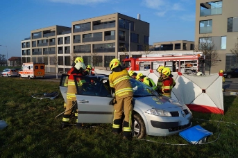 Lenkerin im Fahrzeug eingeklemmt