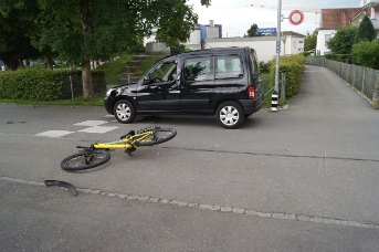 Kind prallt in Auto