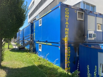 Flammen in einem Wohncontainer