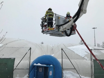 Mehrere Unfälle auf schneebedeckten Strassen