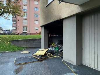Flammen in einer Garagenbox