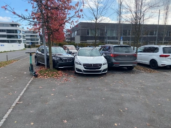 Auto prallt in parkiertes Fahrzeug