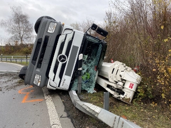 Kranlastwagen kippt in Autobahneinfahrt