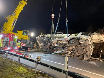 Gekippter Kranlastwagen - schwierige Bergungsarbeiten