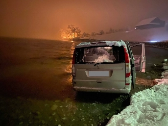 Auto landet im Ägerisee