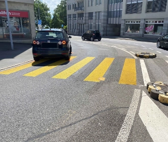 Schwangere Frau von Auto erfasst
