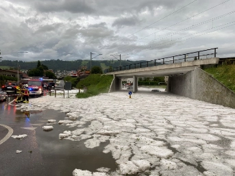 Unterführung steht unter Wasser
