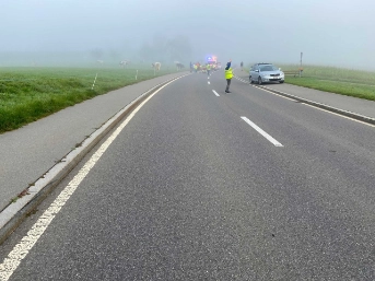 Kind springt auf Strasse - von Auto erfasst
