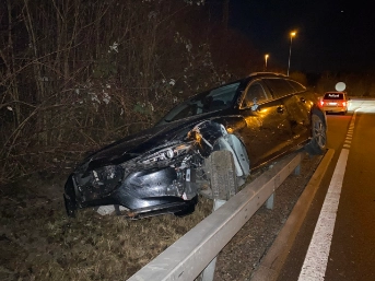 Auto prallte in Leitplanke