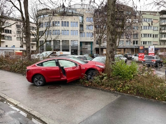 Aus dem Parkplatz - über die Strasse - zurück in einen Baum