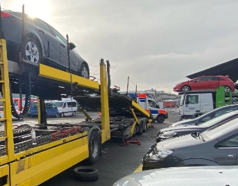 Mann fällt von Lastwagen