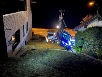 Auto rutscht Hang hinunter