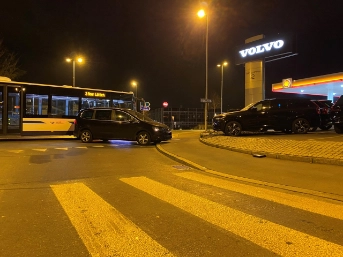 Auto prallt in Ausstellungsfahrzeug und Linienbus