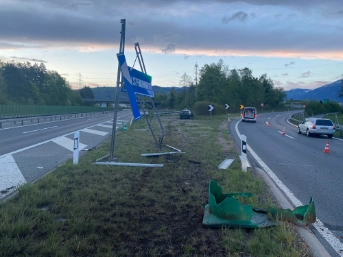 Autolenker prallt bei Autobahnausfahrt in Verkehrstafel