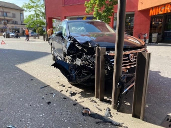 Auto prallt in Kandelaber