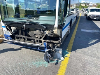 Kollision zwischen Auto und Linienbus