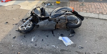 Rollerfahrerin bei Kollision mit Auto verletzt