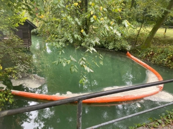 Tank aufgerissen - Diesel ausgelaufen - Ölsperre errichtet