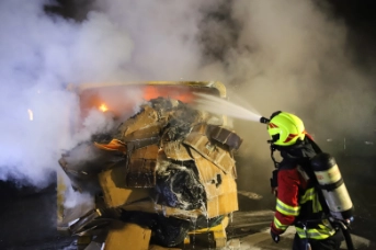 Flammen und Rauch in der Nacht - Bild 1