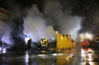 Flammen und Rauch in der Nacht - Bild 2