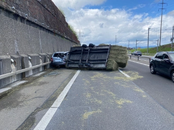 Anhänger mit Heuballen auf Autobahn gekippt