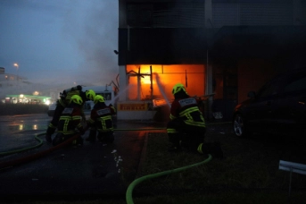 Brand in einem Garagenbetrieb